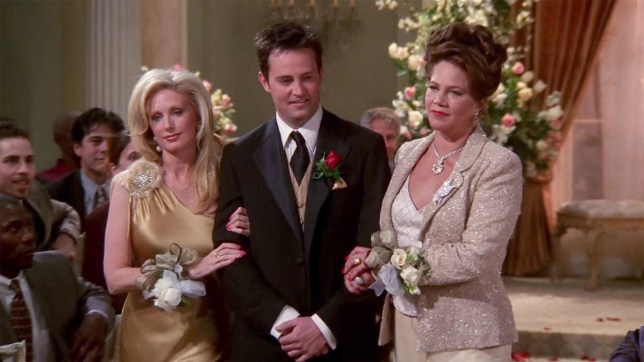 chandler with his parent at his wedding with monica