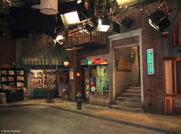 friends set where we can see the outside of the central perk