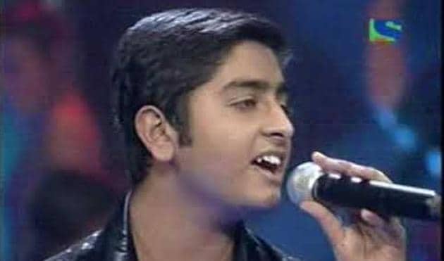 Arijit Singh performing in fame gurukul