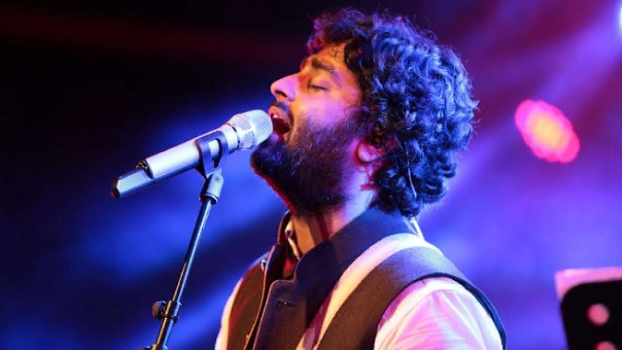 arijit singh performing live on stage