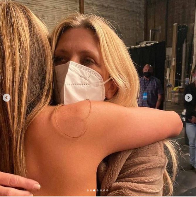 friends reunion monica and rachel hugging each other leaked images