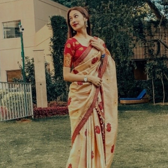 The look back saree pose