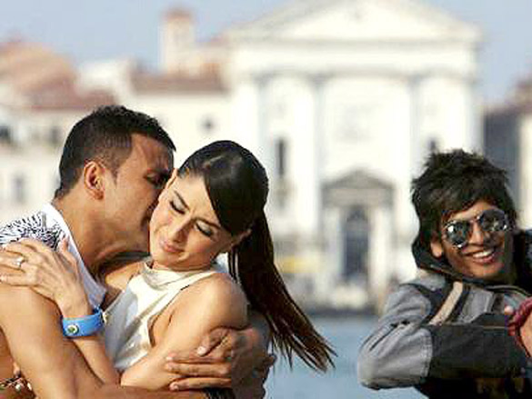 Men Forcibly Kissing Women (Kambakkhat Ishq)