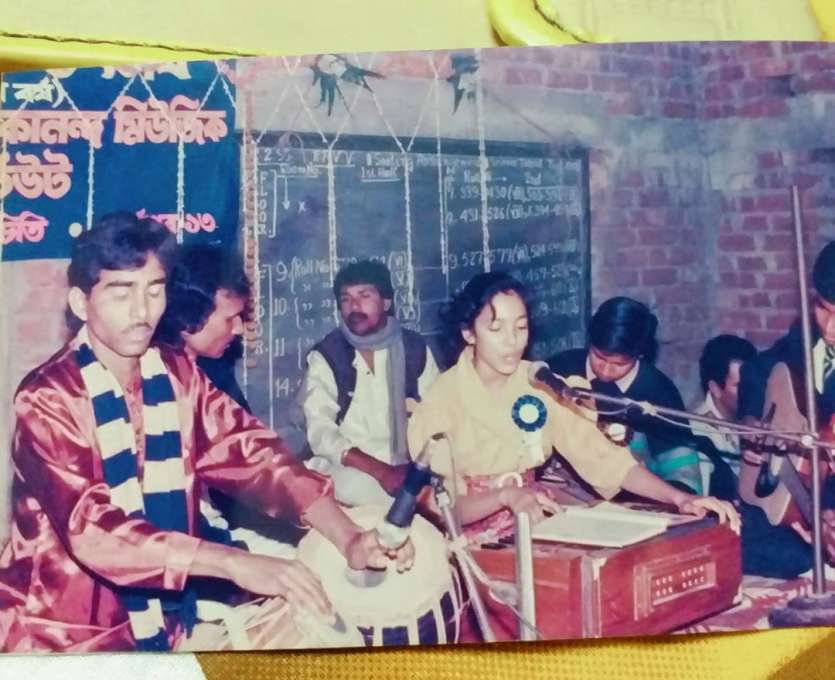 Munmun Dutta playing harmonium