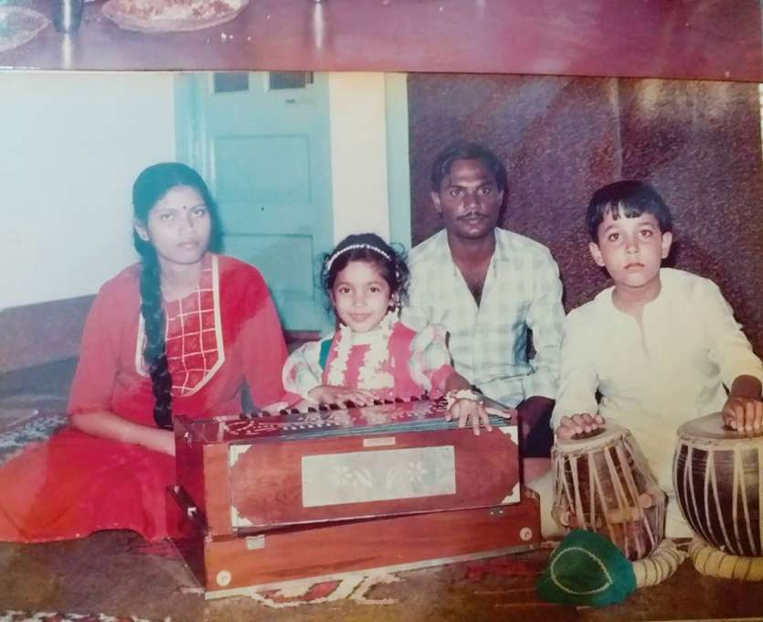 Munmun dutta with harmonium and family