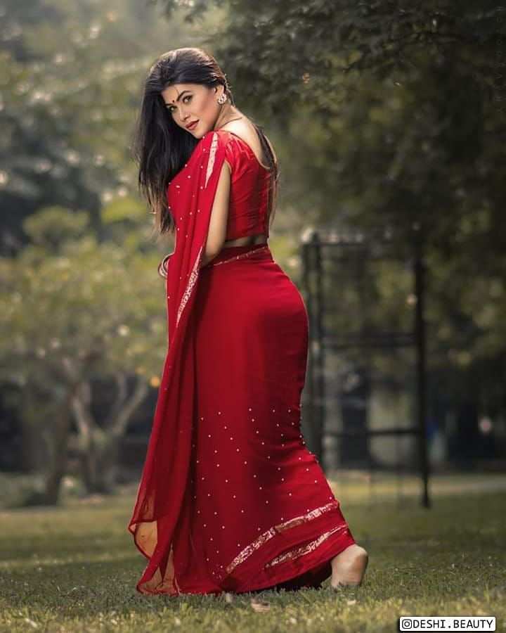 saree look to try at home that compliment your curves