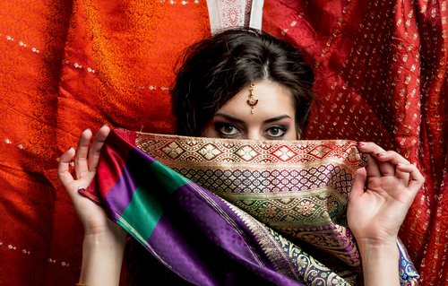 girl playing with pallu of the saree while clicking pictures 