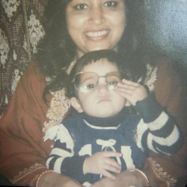 Shweta-Tripathi-with-her-mother childhood