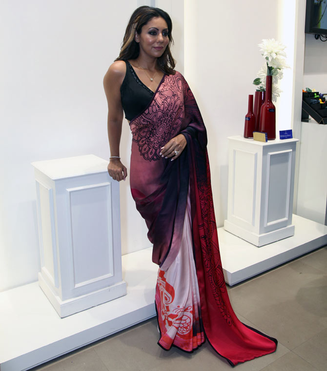 gauri khan saree pose