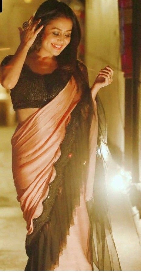 neha kakkar saree pose