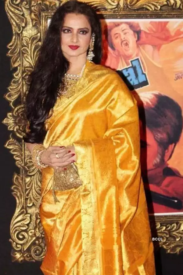 rekha saree pose for photoshoot