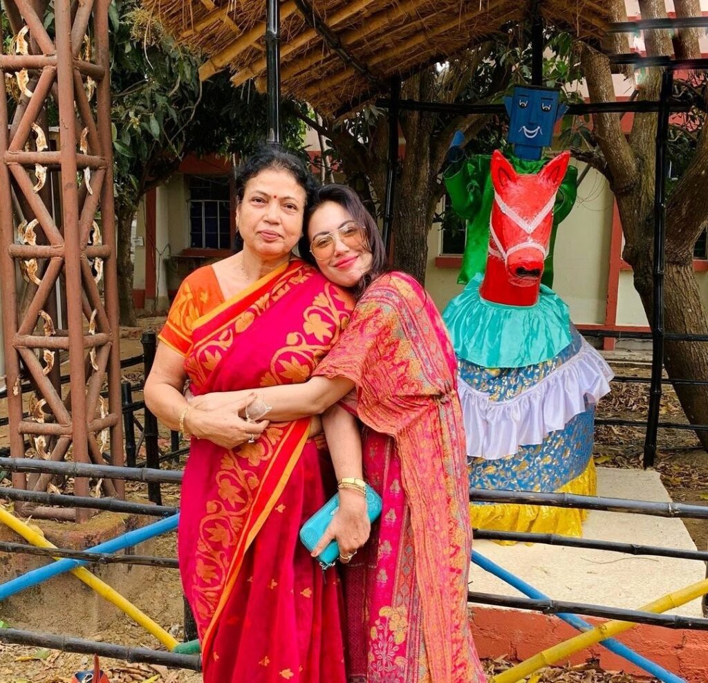 MunMun-Dutta shares pictures with her mother