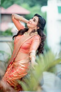 saree poses for Instagram feed