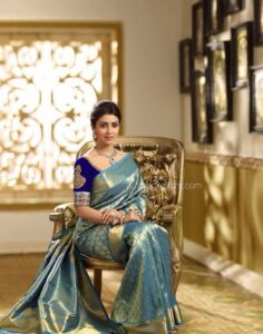 The sitting saree poses