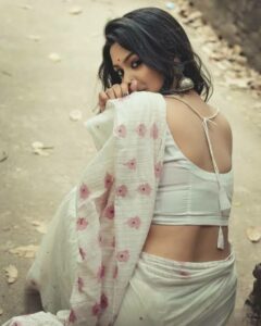 sari pose with exposed back