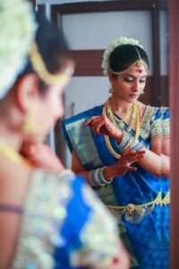 poses in saree infront of a mirror