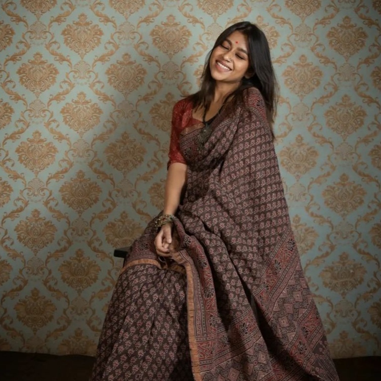 The closed eye saree pose