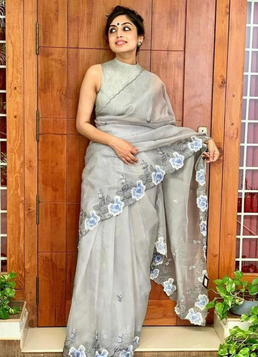 lean on the door for the perfect saree pose