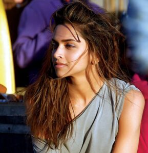 deepika's hairstyle in cocktail