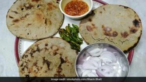 Bajre ki Roti with Lehsun ki Chutney