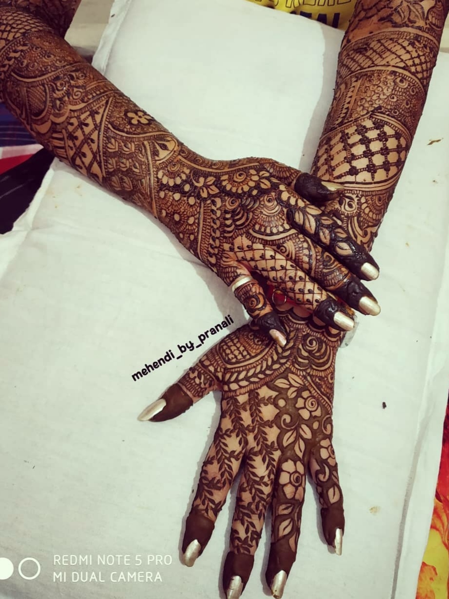 traditinal back hand mehendi design on both hands, very detailed henna design for weddingthe 