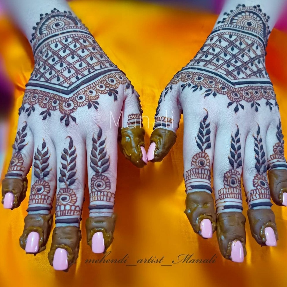 beautiful back hand mehendi design for a bride, the hand is full of henna and design is very neat