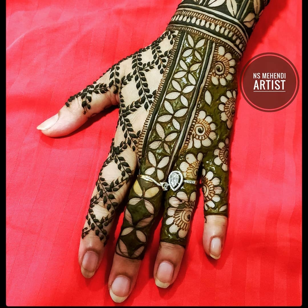 simple and easy line design mehendi for back hand