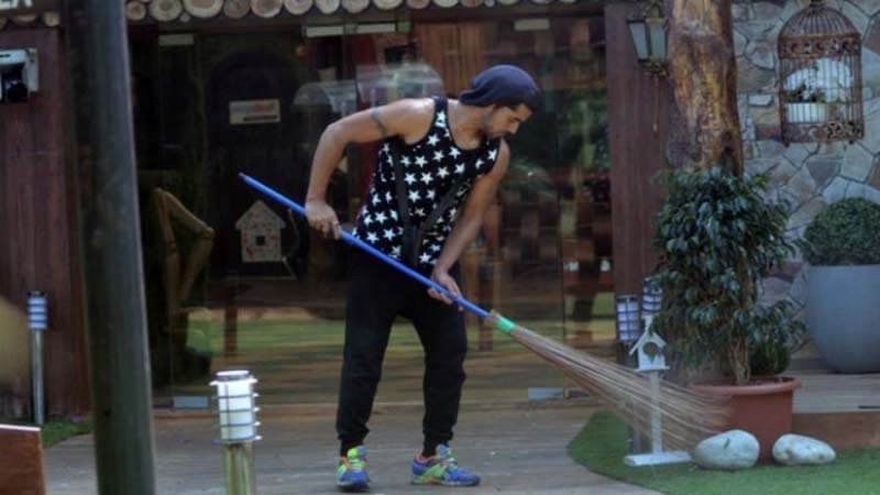 bigg boss contestant mopping the house