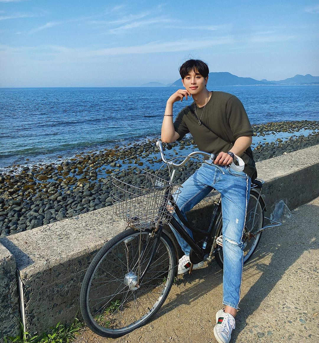 Bicycle pose is one of the best photo poses for men
