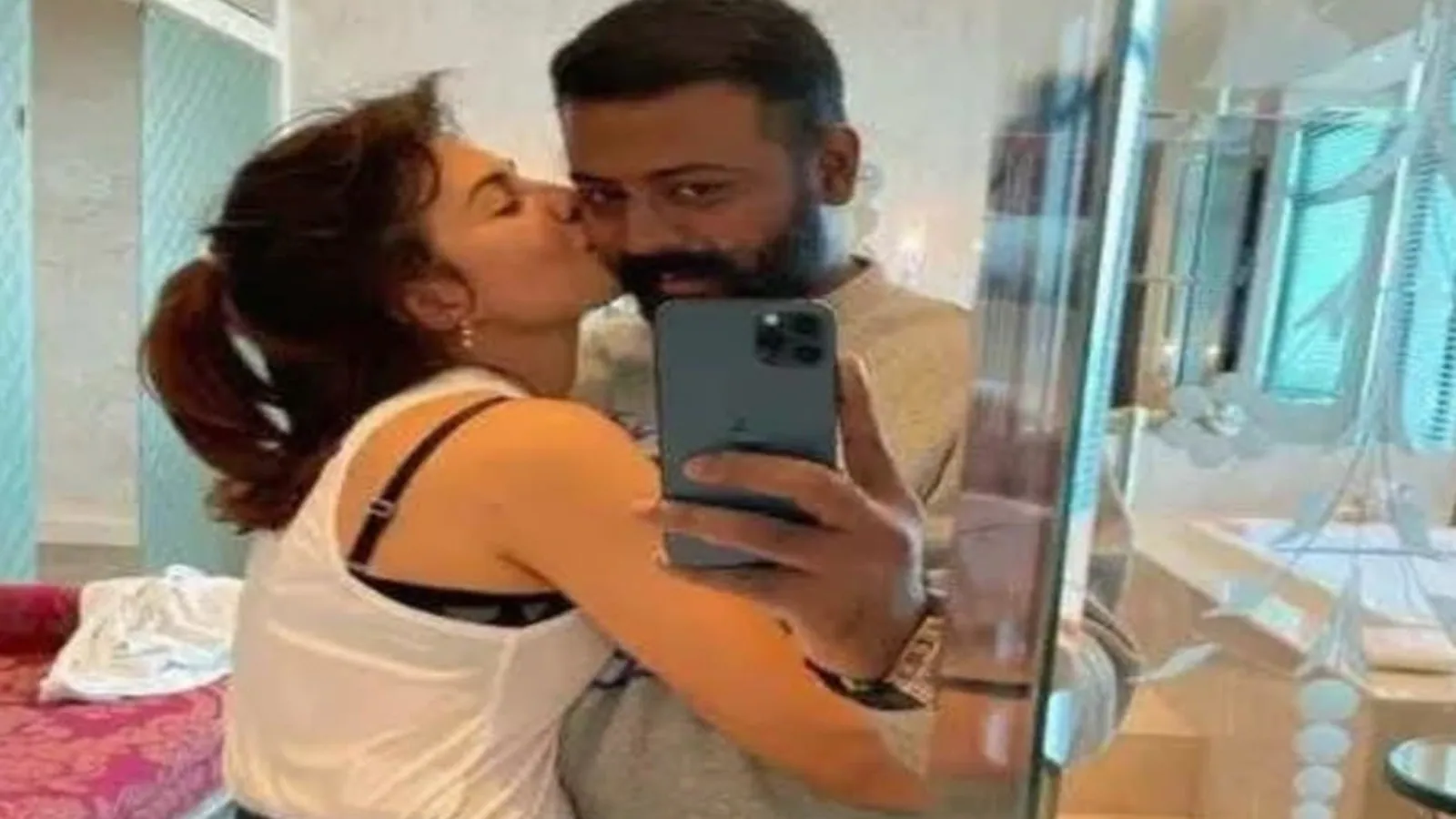 Jacqueline fernandez kissing sukesh chadrashekhar