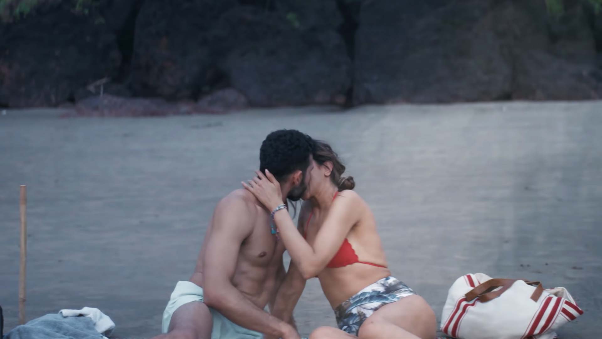 Gehraiyaan Deepika Siddhant kissing scene