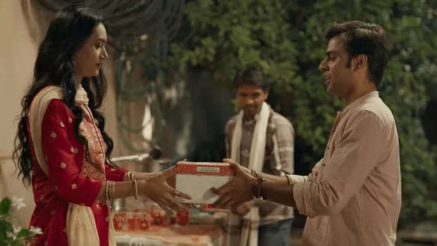 scene where Abhishek gets a cake for Rinky's birthday