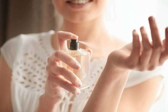 The 5 Best Long Lasting Perfumes For Women Who Want To Smell Fresh All Day. We have scoured the market to find the best perfumes that last the longest, without sacrificing their delicate fragrances. long lasting perfumes for women, best long lasting deodorant for female, deo with long lasting fragrance, long lasting deo in India,