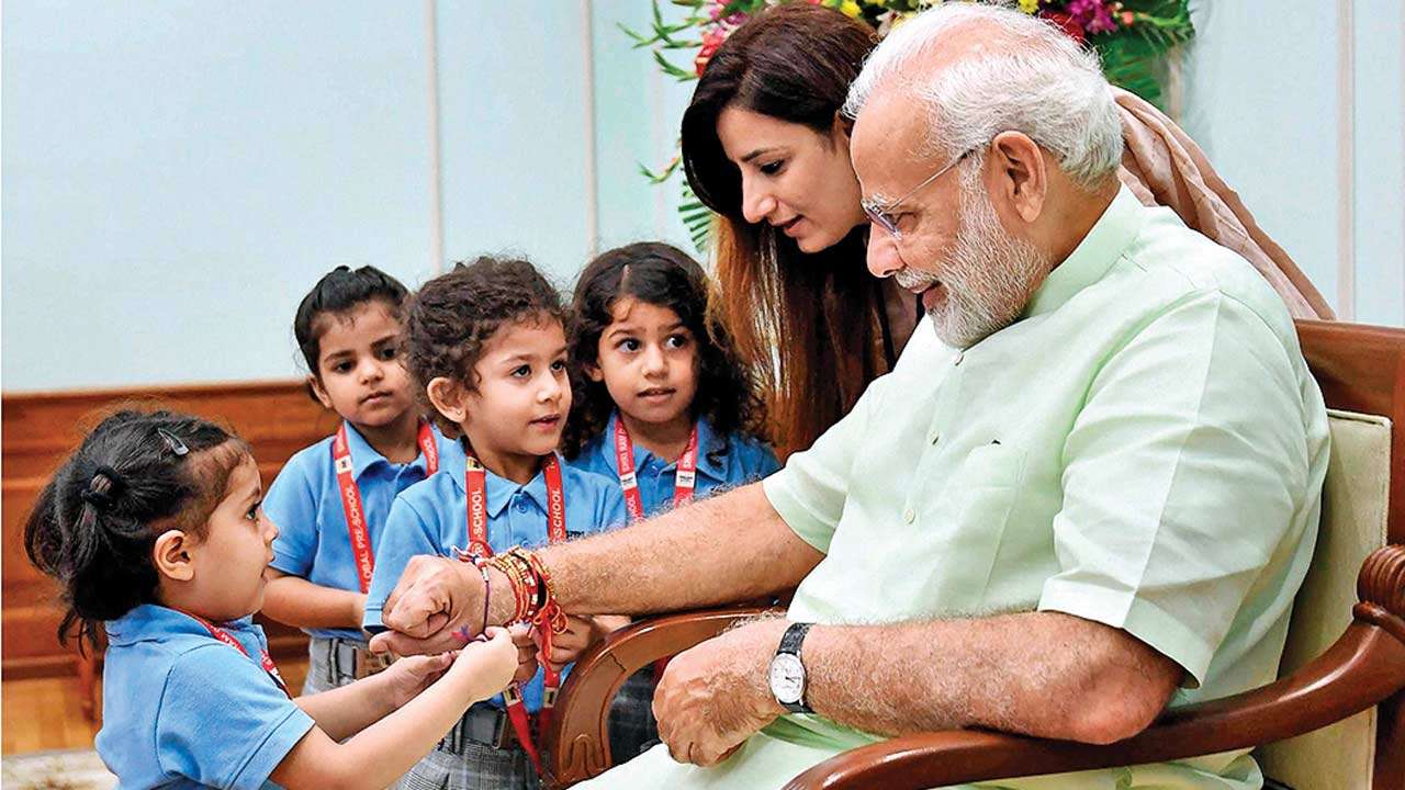 When PM Modi caught a little girl with his Sketch in Rally