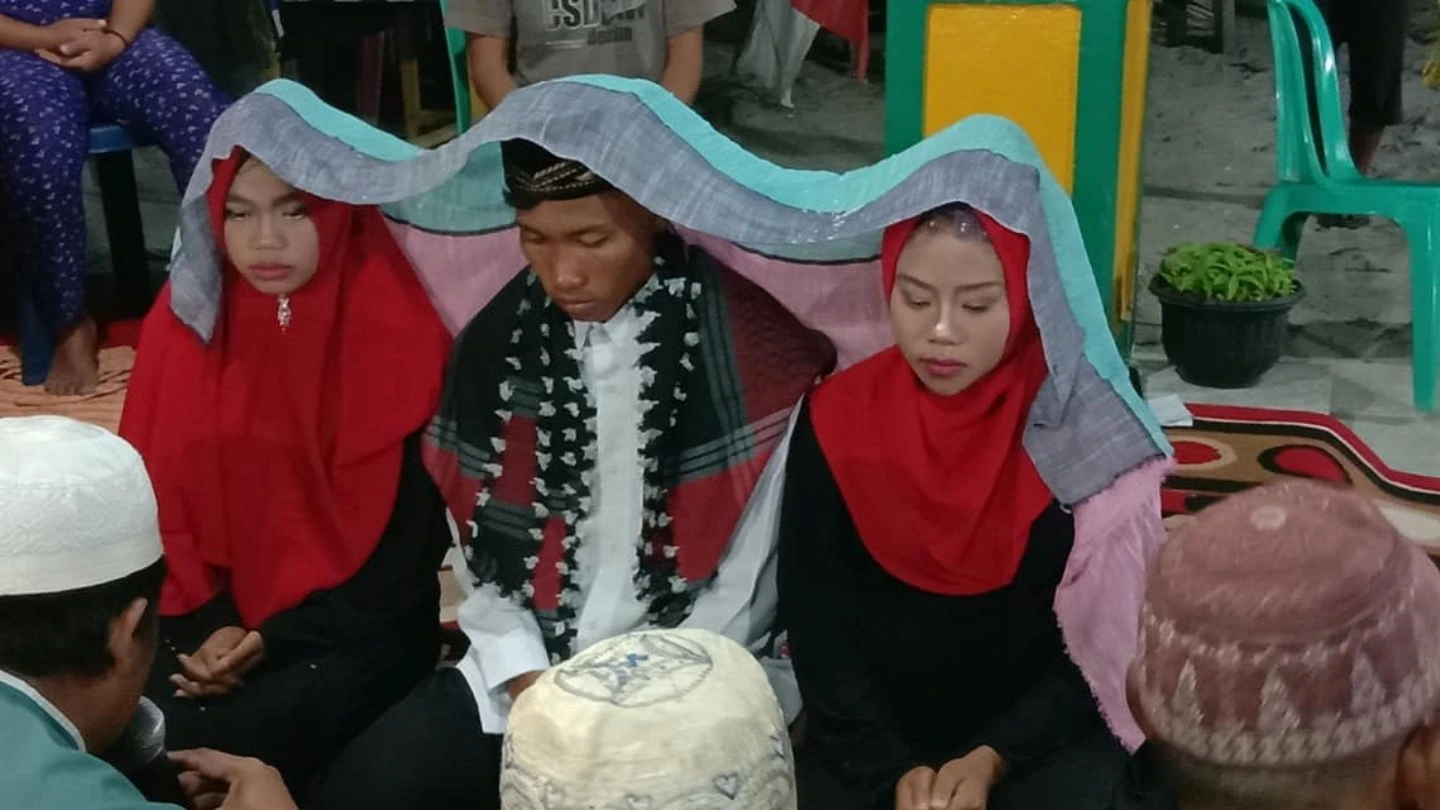 Indonesian Man Marries Two Women At Once ‘So Nobody Gets Hurt’